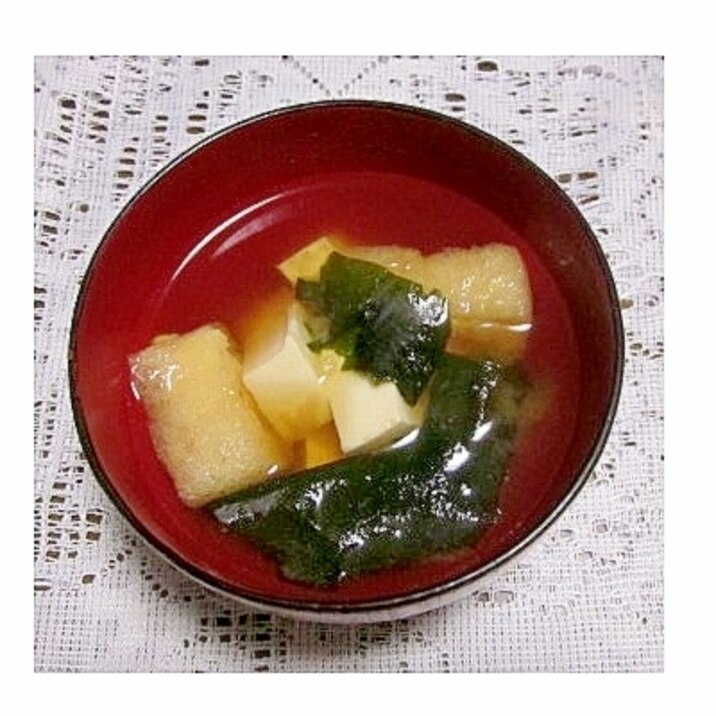 絹ごし豆腐・生わかめ・油揚げの味噌汁(昆布だし)